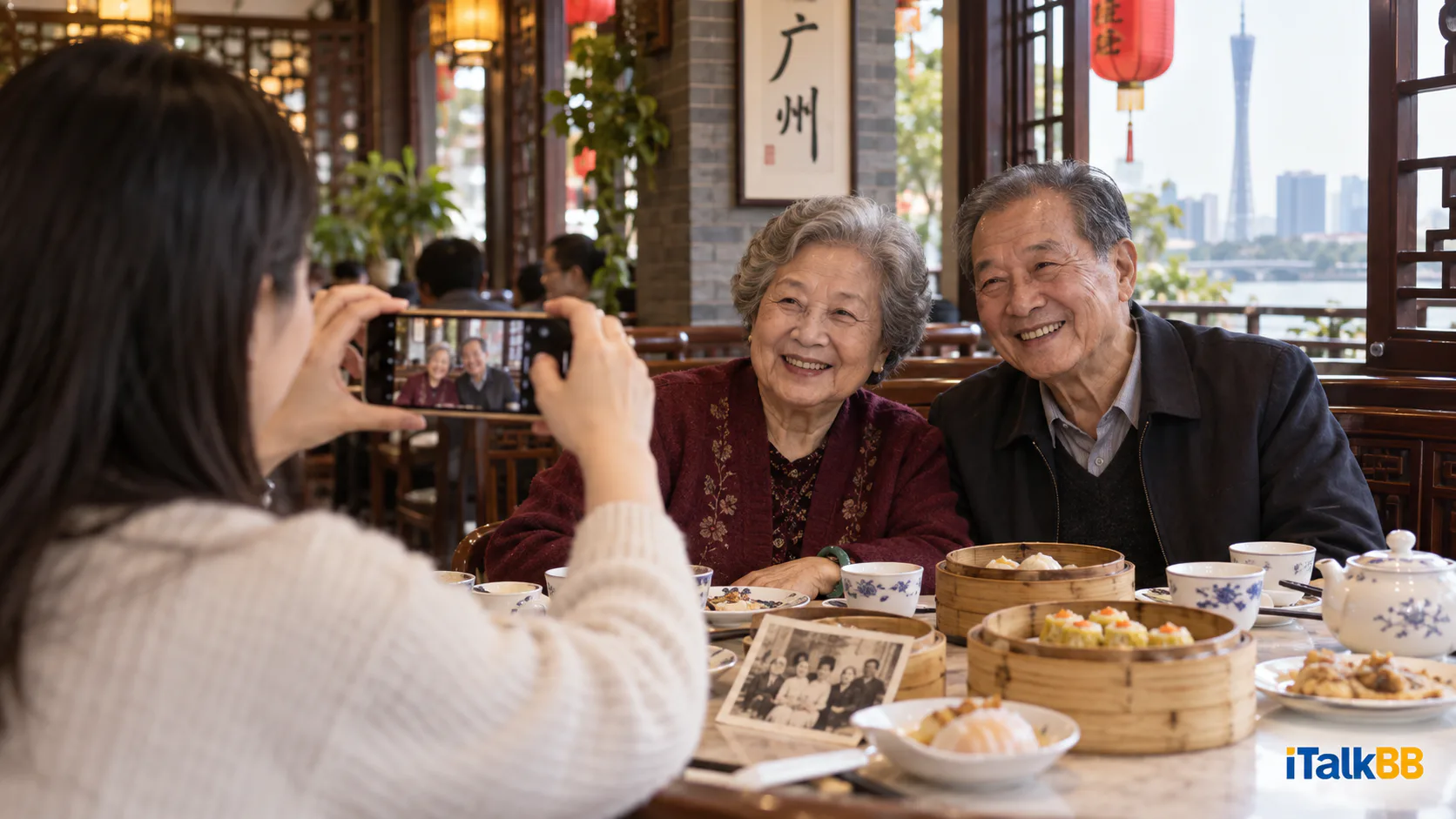李女士在廣州茶樓為母親和舅父拍照
